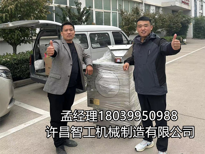 11月17日，河南信阳客户来厂考察小型炒货机设备，并现场订购
