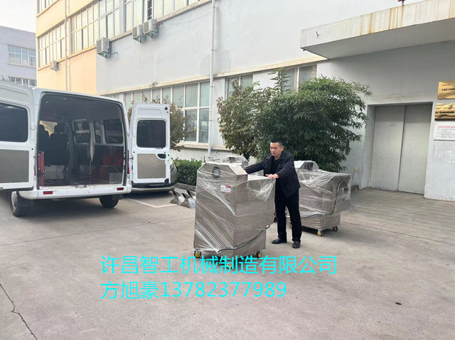 四台小型电磁炒货机装车发货