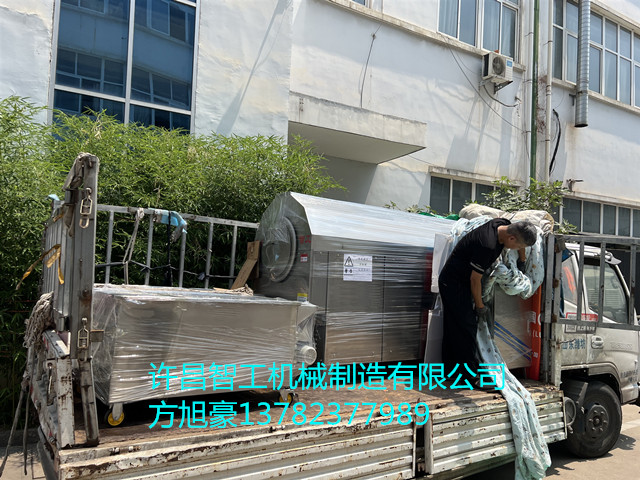 6月13日，河北客户订购的300斤炒黄豆机器装车发货