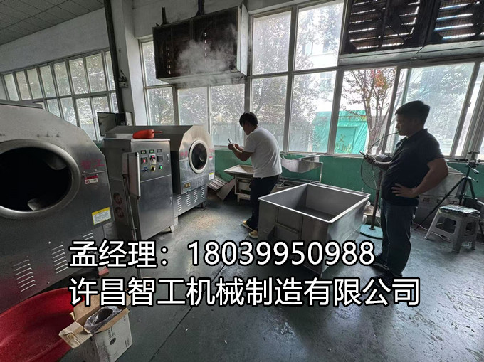 【今日现场直击】 8月15日，郑州客户驱车直达工厂，现场试机炒制芝麻！  100斤电磁炒货炉火力全开——