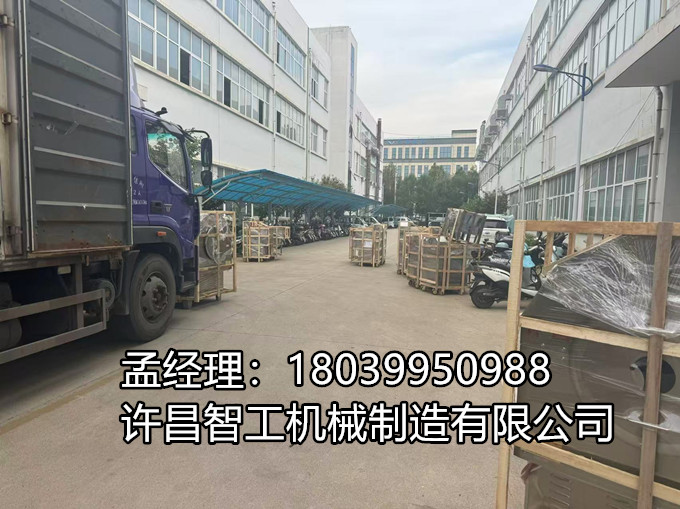【9月2日·发货直击】 物流大哥一大早排队进厂，叉车穿梭、木箱整装，电磁炒货机、烘焙机、油炸线……一台接一台，稳稳装车！