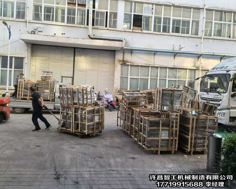 许昌智工60余台炒货机发货 多家物流公司同时来厂拉货!