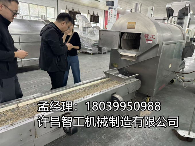 吉林客户千里赴厂，现场试机两米电磁流水线炒制麻籽！