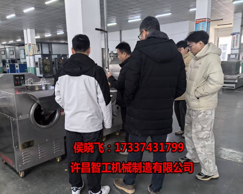 3.7日，客户来厂考察小型花生机