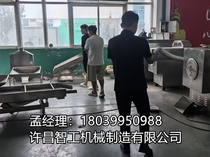 安徽客户来厂试机电磁炒货机炒制杜仲