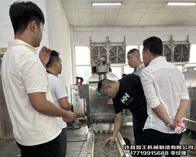 7月18日 东北客户来厂试机两米全套电磁流水线炒货机炒制瓜子