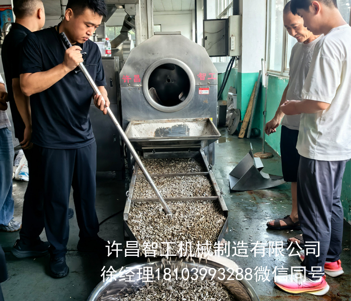 全国各地客户来许昌智工考察试机 旺季选设备，实地试机更靠谱