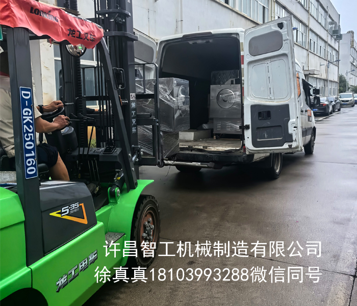 叉车装卸，细心打包，电磁炒货机装车启运。