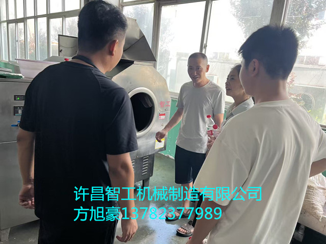四川客户来厂试机炒制瓜子南瓜子